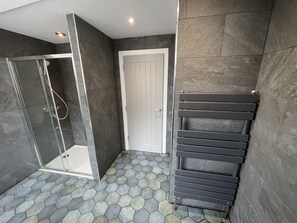 Douche, serviettes fournies, savon, shampoing