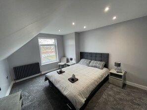 2 bedrooms, WiFi, bed sheets - Fantastic new penthouse in central Bridlington for Summer 2023 (Bridlington)