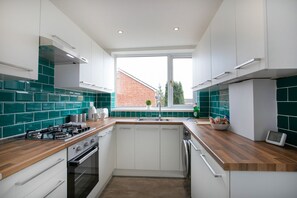 Kühlschrank, Mikrowelle, Ofen, Wasserkocher mit Kaffee-/Teezubehör