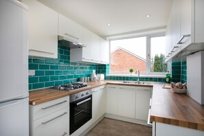 Refrigerador, microondas, horno y cafetera y tetera 