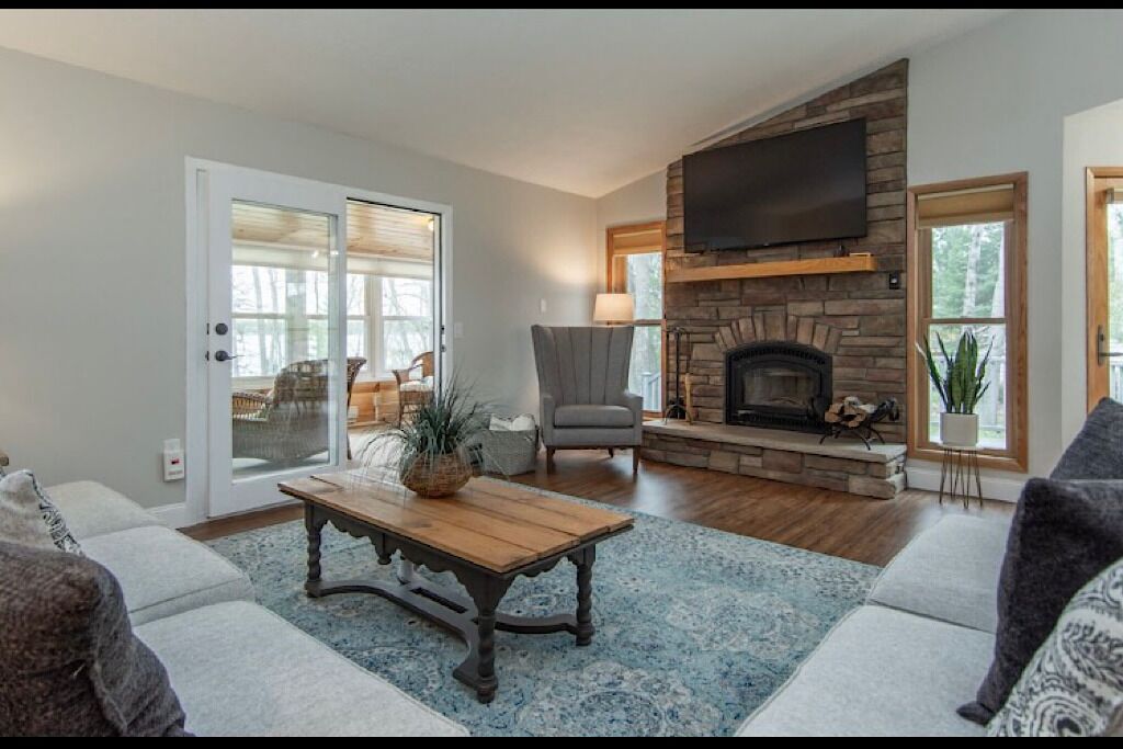 Beautiful Lakehome nestled in Longville with panoramic views! 