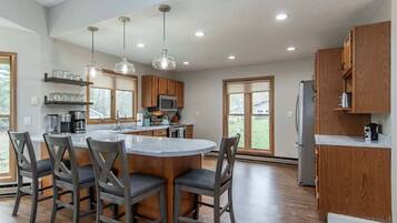 Køleskab, mikrobølgeovn, ovn, kogeplade