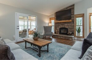 Smart TV, chimenea y reproductor de DVD