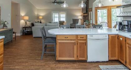 Beautiful Lakehome nestled in Longville with panoramic views!