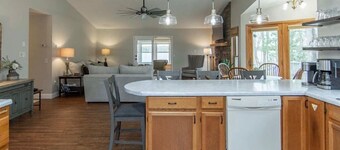 Beautiful Lakehome nestled in Longville with panoramic views!