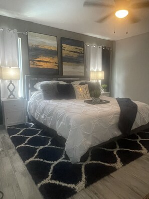 4 室のベッドルーム、デスク、アイロン / アイロン台、旅行用ベビーベッド