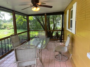 Outdoor dining - Cozy 3 Bedroom Home near all things Tampa Bay! (Seffner)