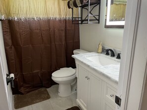 Asciugacapelli, bidet, asciugamani, sapone