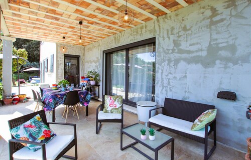 Gorgeous home in Caumont sur Durance