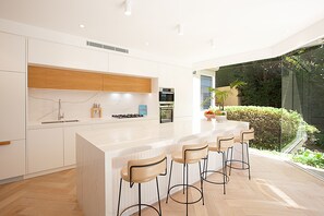 Fridge, microwave, oven, dishwasher - Point Piper on the beach (Point Piper)