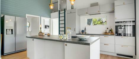 Refrigerador, parrilla de estufa, lavavajillas y cafetera y tetera