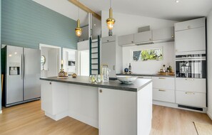 Réfrigérateur, plaque de cuisson, lave-vaisselle, cafetière/bouilloire