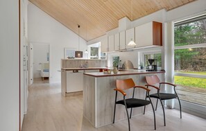 Fridge, stovetop, dishwasher, coffee/tea maker - Awesome home in Hasle with sauna (Hasle)