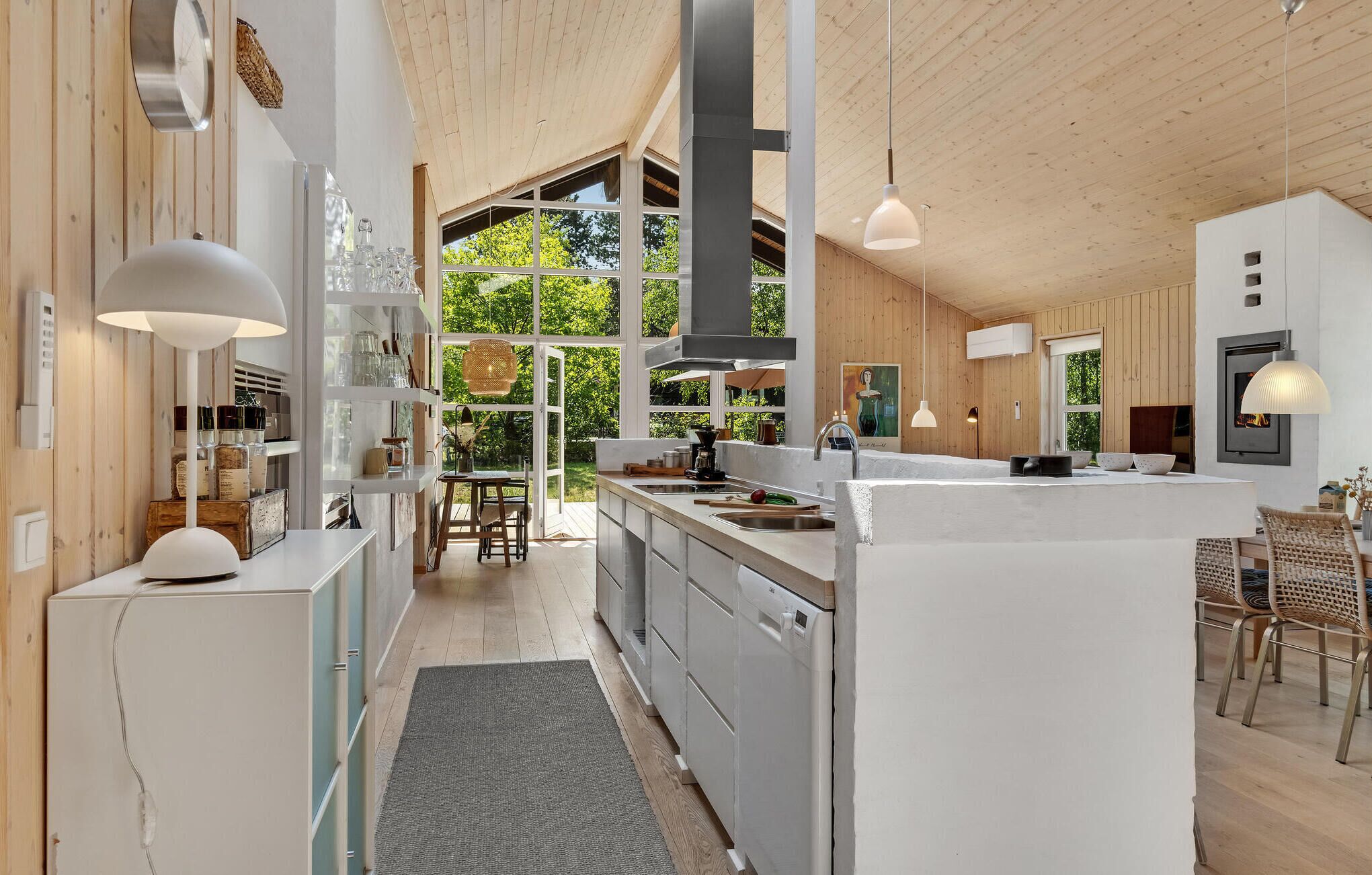 Een koelkast, een kookplaat, een vaatwasser