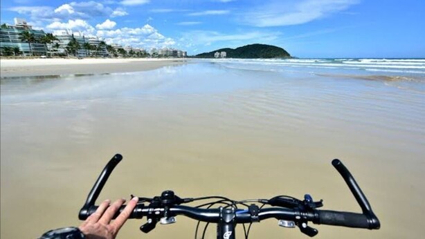 Vista de la playa con una bicicleta en primer plano.