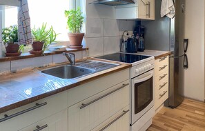 Geladeira, cooktop, cafeteira/chaleira