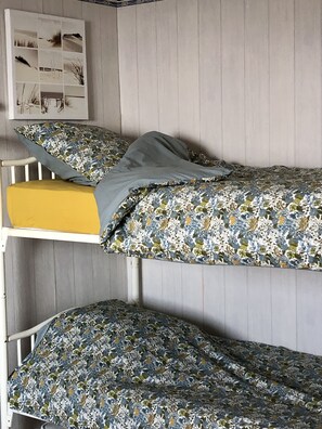 2 bedrooms, iron/ironing board, travel cot, free WiFi