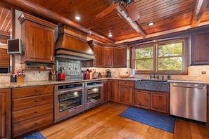 Fridge, microwave, oven, stovetop - 5 Star Cabin LUXURY AMMENITIES W/POOL HTUB close to WINE TRAIL, HIKING, FISHING (Murphysboro)
