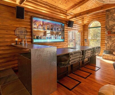 5 Star Cabin LUXURY AMMENITIES W/POOL HTUB close to WINE TRAIL, HIKING, FISHING