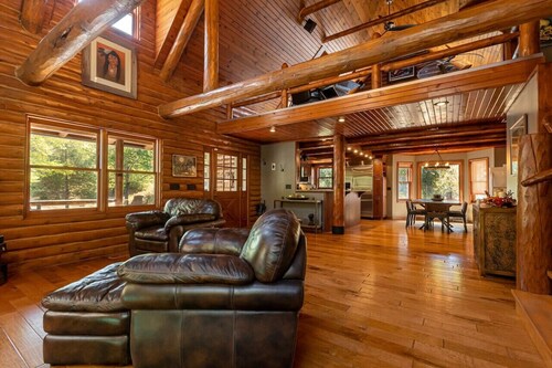 5 Star Cabin LUXURY AMMENITIES W/POOL HTUB close to WINE TRAIL, HIKING, FISHING