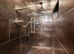 Ducha, secador de pelo, bidet, toallas