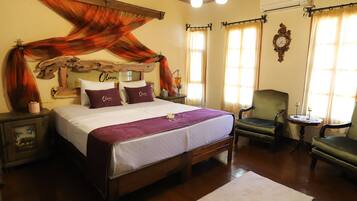 Quarto casal superior | Frigobar, cofres nos quartos, Wi-Fi de cortesia