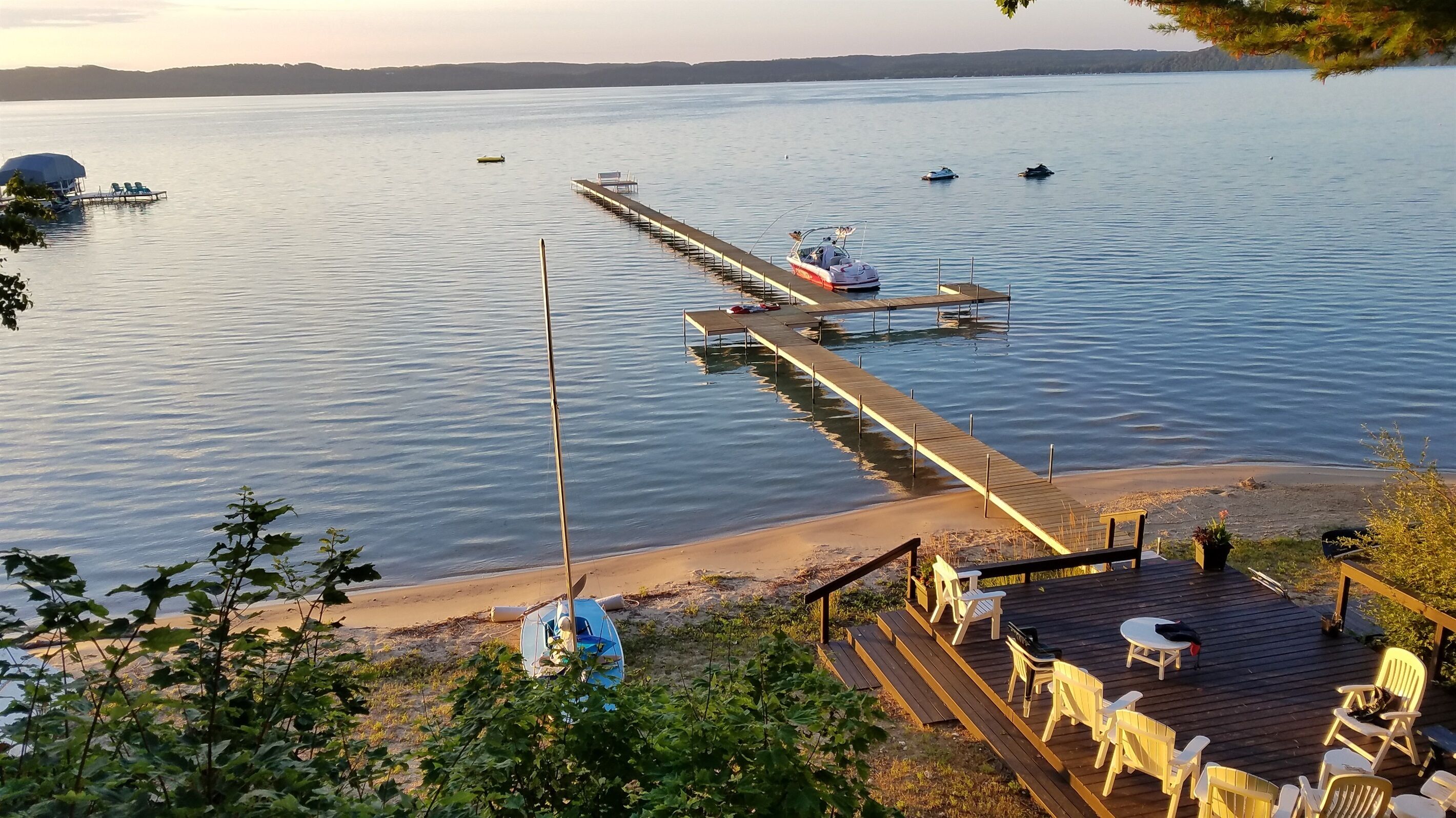 Tonawathya - Spacious Lakefront Gem, Pvt Beach, Dock & Location Near Glen Arbor