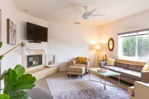 Smart-tv, eldstad, tv-spel och Netflix