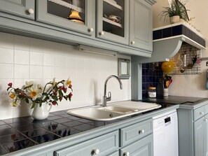 Kühlschrank, Mikrowelle, Ofen, Geschirrspüler