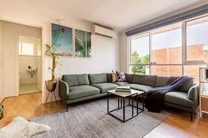 TV, Netflix, streaming services - Escape to a Tree Top Retreat in Vibrant Elwood! (Elwood)