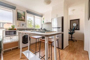 Réfrigérateur, micro-ondes, four, cafetière/bouilloire