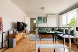 TV, Netflix, streaming services - Escape to a Tree Top Retreat in Vibrant Elwood! (Elwood)