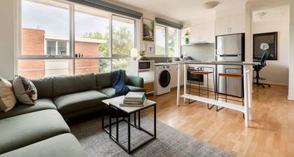 Escape to a Tree Top Retreat in Vibrant Elwood!