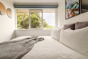 1 bedroom, desk, free WiFi, bed sheets - Escape to a Tree Top Retreat in Vibrant Elwood! (Elwood)