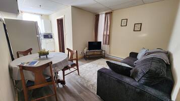 Appartement Deluxe | Aire de séjour | Téléviseur connecté de 40 po avec télévision par câble, téléviseur