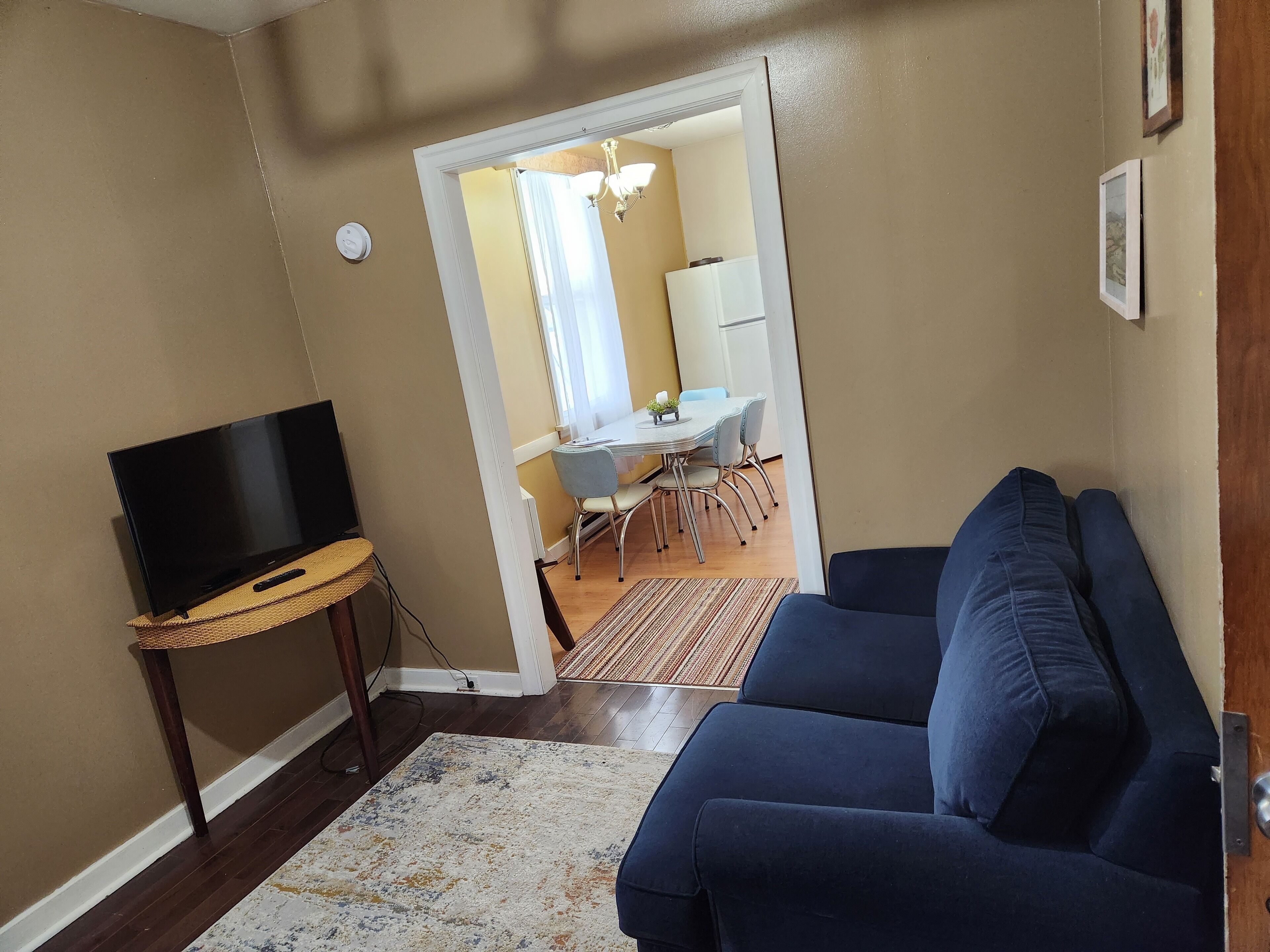 Rom – exclusive | Oppholdsområde | En 40-tommers smart-TV med kabel-kanaler samt TV