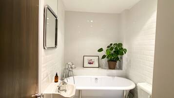 Towels, soap, shampoo, toilet paper