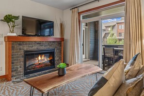 Fernseher, Kamin, DVD-Player, Videothek