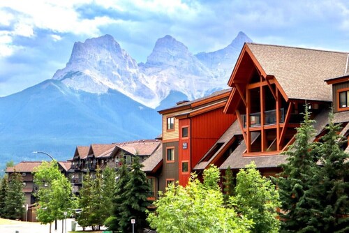 ~This is Canmore Living~  Pool, Hot Tub, Quiet End Unit, 2 King Beds, Walk to DT