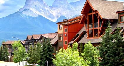 ~This is Canmore Living~ Pool, Hot Tub, Quiet End Unit, 2 King Beds, Walk to DT