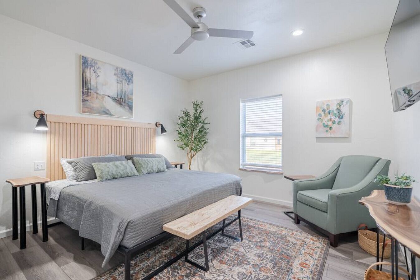 3 dormitoris, planxa i posts de planxar i un bressol de viatge 