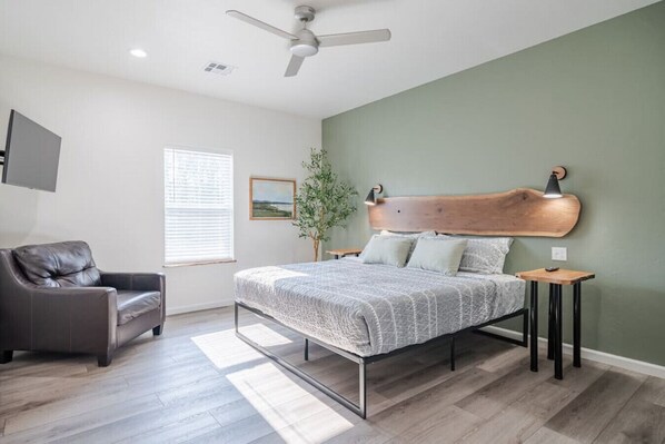 3 bedrooms, iron/ironing board, travel crib, free WiFi - Cardinal House - 3 bd, 2 bth cabin (Stratford)