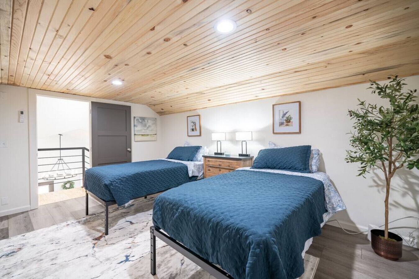 3 habitaciones, tabla de planchar con plancha y cuna de viaje 