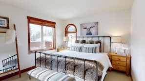 3 bedrooms, WiFi, bed sheets - Welcome to Chalet Marmotte (Sun Peaks)