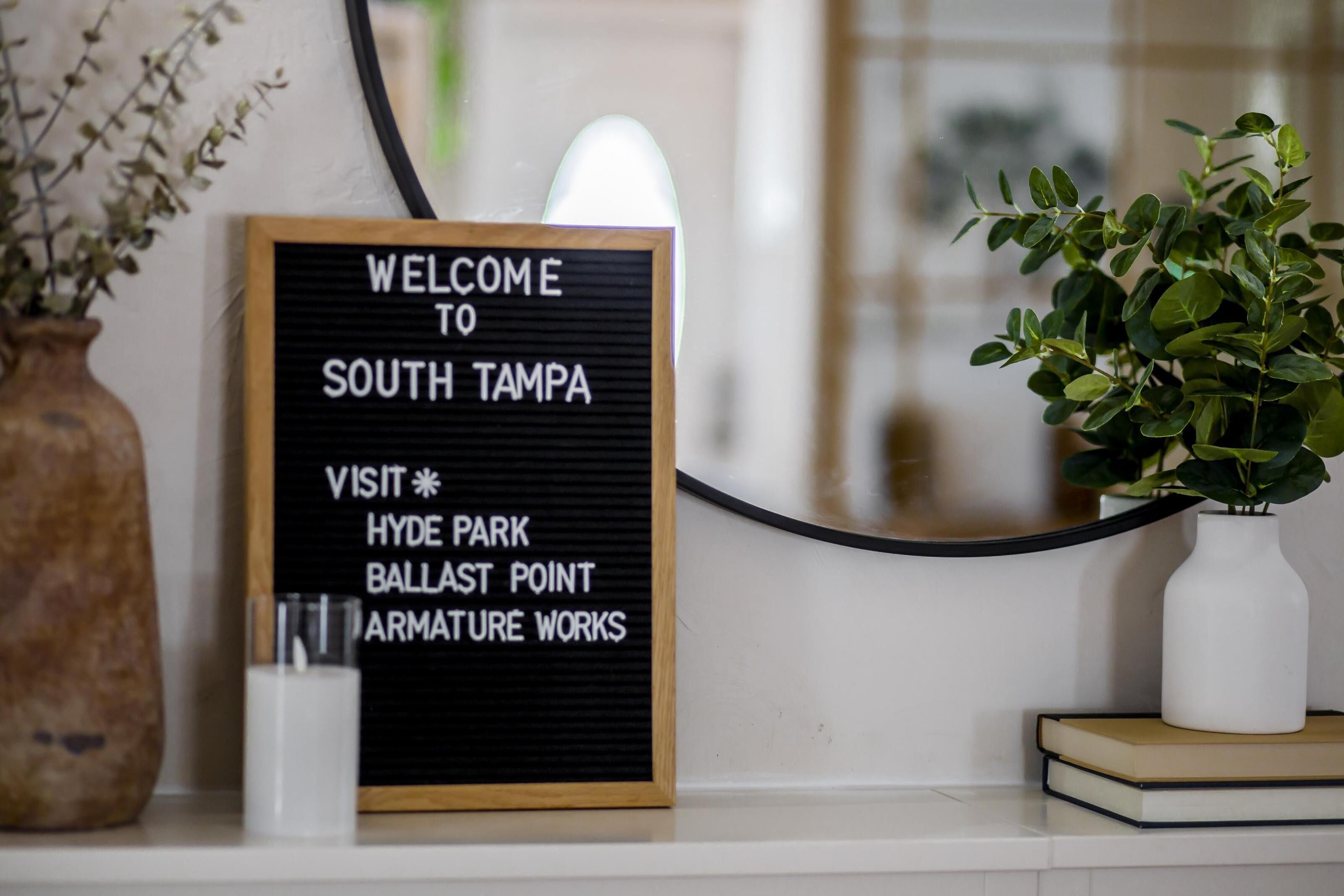 Willkommensschild für South Tampa, das Hyde Park, Ballast Point und Armature Works als Sehenswürdigkeiten nennt.