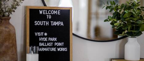 Willkommensschild für South Tampa, das Hyde Park, Ballast Point und Armature Works als Sehenswürdigkeiten nennt.