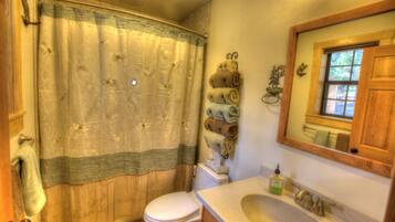 Suihku, hiustenkuivaaja, pyyhkeet, saippua