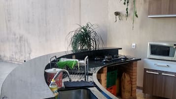 Refrigerador, microondas, parrilla de estufa y cafetera y tetera