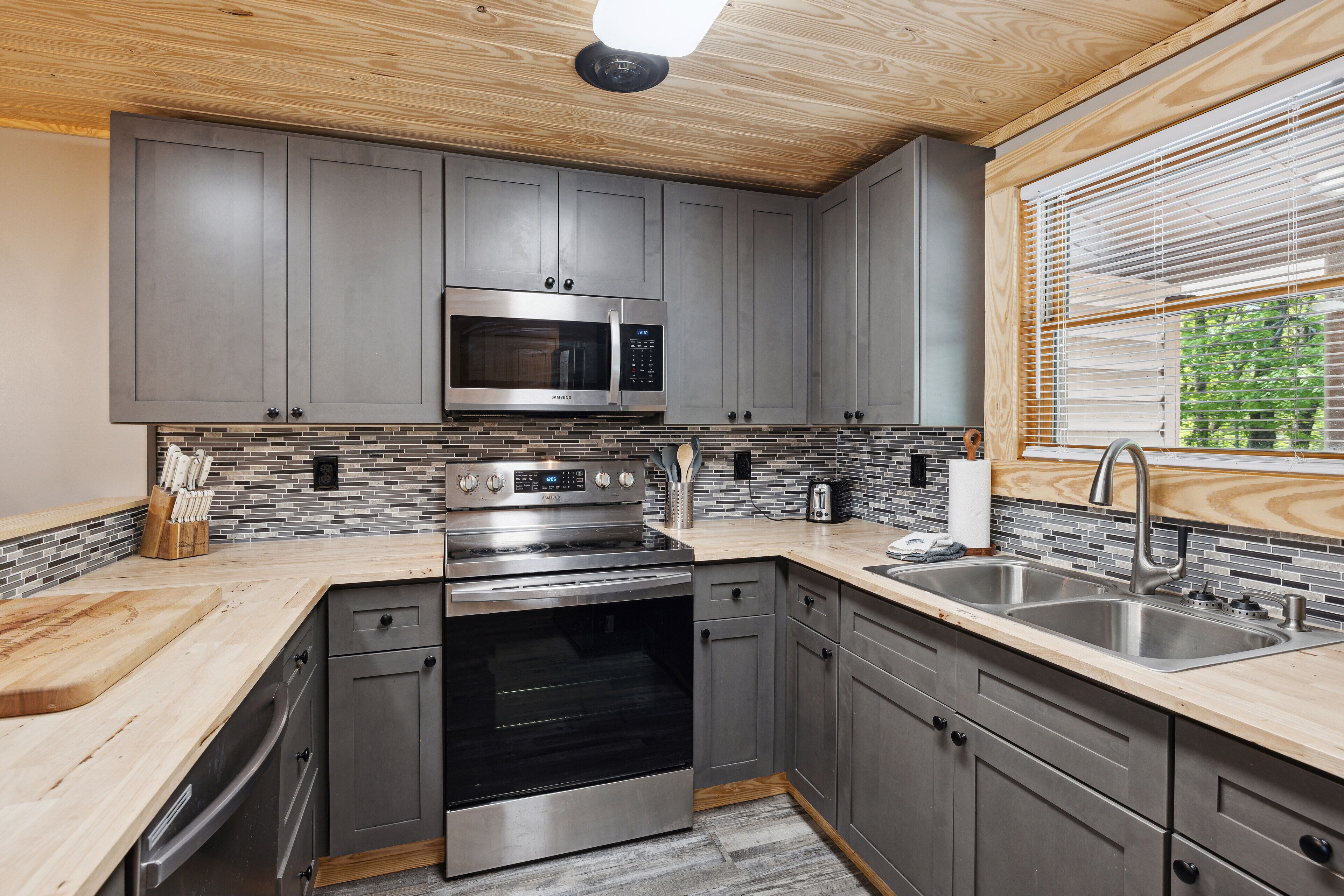 Dolly's Lodge 2 Sleeps 8 With Spectacular Mountain Views And Beautiful Mountain Serenity!