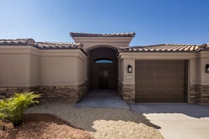 Exterior detail - Beautiful Newer Home with Pool Near Windsor Beach, Lots of Garage space (Lake Havasu City)